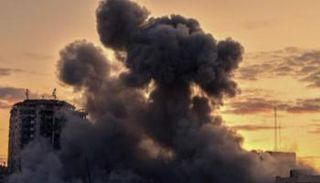 تصاعد الدخان جراء غارة إسرائيلية على غزة