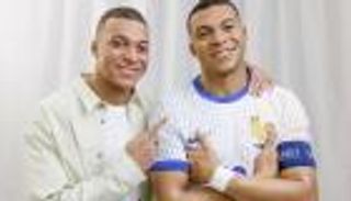 تمثال مبابي يصيبه بالذهول في متحف مدام توسو (فيديو)