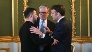 ماكرون وزيلينسكي وستارمر في لقاء سابق