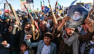 عناصر تابعة لمليشيات الحوثي ترفع صورة حسن نصر الله