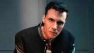 أمير عيد يثير الجدل برسالة غامضة