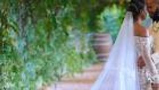 زفاف ملكة جمال الكون السابقة: تفاصيل استثنائية وفستان أُنجز في 700 ساعة