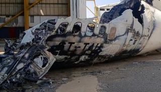بقايا طائرة متفحمة ملقاة في حظيرة طائرات بمطار الخرطوم