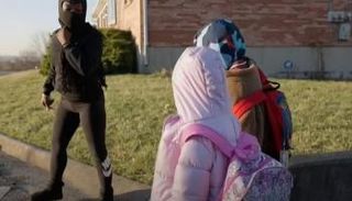 ملثم يحمي الأطفال في الشوارع