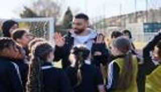 مشهد مبهج.. محمد صلاح يفاجئ فتيات ليفربول (فيديو)
