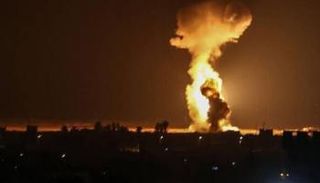 النيران تتصاعد من مواقع حوثية بعد القصف - أرشيفية