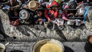 أطفال يحاولون الحصول على طعام