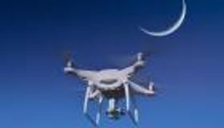 عيد الفطر 2025.. طائرات الدرون والذكاء الاصطناعي لرصد هلال شوال في الإمارات
