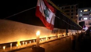 العلم البناني على أضواء الشموع