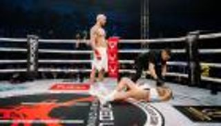 خوفاً من الموت.. ملاكم يرفض الاحتفال على «جثة» خصمه (فيديو)