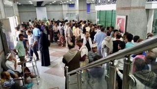 طوابير أمام محل للصرافة في صنعاء