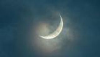 لماذا سيبدو حجم هلال شوال كبيرا بعد غروب الشمس الأحد؟