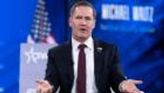 ماذا حدث خلف الكواليس؟.. سر بقاء والتز في منصبه رغم «سيغنال غيت»