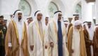 محمد بن زايد يؤدي صلاة عيد الفطر في «جامع الشيخ زايد»
