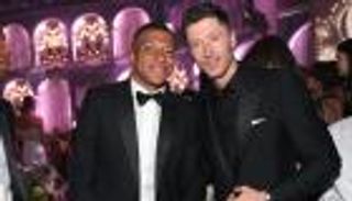 الحذاء الذهبي 2025.. مبابي وليفاندوفسكي يخنقان محمد صلاح