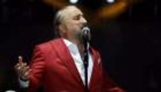 لحظة وفاة الموسيقي التركي فولكان كوناك على المسرح (فيديو)