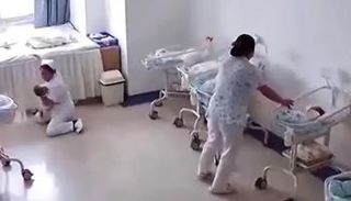 ممرضتان في إحدى مستشفيات مقاطعة يونان الصينية