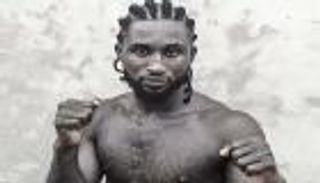 سقط على الحلبة.. وفاة مأساوية لملاكم نيجيري (فيديو)