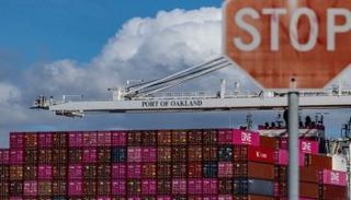 حاويات في ميناء أوكلاند الأمريكي