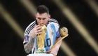 بعد 3 سنوات.. ميسي يغازل كأس العالم بقبلة جديدة (فيديو)