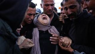 فلسطينية تبكي أفرادا من عائلتها سقطوا في الحرب