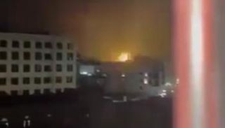 انفجارات في موقع حوثي بعد تعرضه لغارات أمريكية- أرشيفية