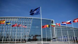 علم الناتو وأعلام دول أعضاء بمقر الحلف في بروكسل