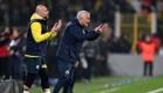 مورينيو «التركي» يواصل مشاغباته باعتداء على المنافس (فيديو)