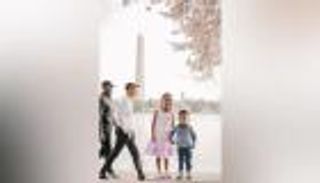 لقطة لا تُنسى.. أوباما يقتحم صورة لطفلين في الشارع (صور)