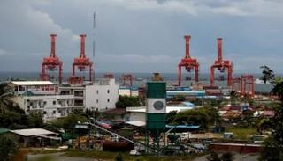 ميناء سيهانوكفيل في كمبوديا - رويترز