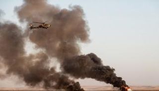 هليكوبتر وسط دخان يتصاعد - أرشيفية