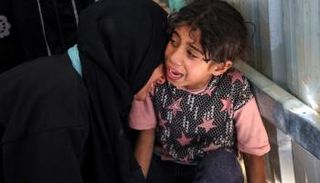 رد فعل امرأة فلسطينية وطفلتها على مقتل رب الأسرة خلال غارة إسرائيلية