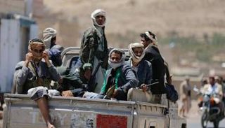 عناصر حوثية على متن دورية عسكرية.. أرشيفية