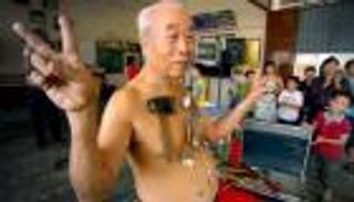 ظاهرة غامضة.. كيف يلتصق المعدن بجسد «الرجل المغناطيسي»؟