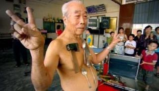 الماليزي ليو ثو لين، الملقب بـ "الرجل المغناطيسي"