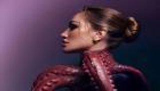 بالصور.. مايا دياب تظهر بإطلالة جديدة مستوحاة من عالم البحار