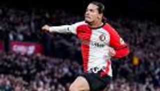 فان بيرسي يرد.. لماذا لا يعاتب حاج موسى على أخطائه؟