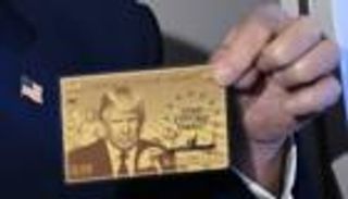 الأجانب على «بطاقات ترامب».. «حمراء» للمهاجرين و«ذهبية» للأثرياء