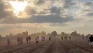 مشاهد رواد مهرجان نوفا وهم يهربون من مكان الحفل خلال هجوم حماس