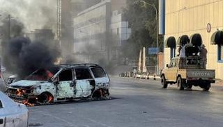 سيارة محترقة جراء اشتباكات سابقة في غرب ليبيا - أرشيفية