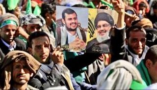 حوثيون يرفعون صورة زعيم المليشيات وقائد حزب الله الأسبق حسن نصرالله