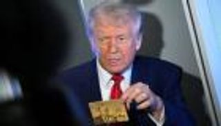 5 ملايين دولار مقابل الجنسية.. بطاقة ترامب الذهبية تظهر على طائرة الرئاسة