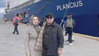 شهرام دبيري وزوجته أمام سفينة سياحية