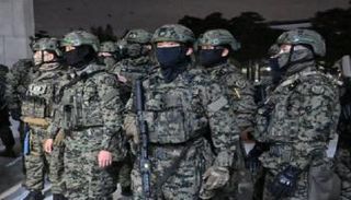 جنود يحاولون دخول البرلمان الكوري بعد إعلان الرئيس الأحكام العرفية
