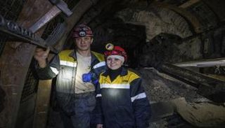 أوكرانية تعمل مع زوجها في منجم للفحم
