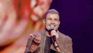 عمرو دياب يخطف الأنظار بـ«لوك جديد» في حفله بالبحرين