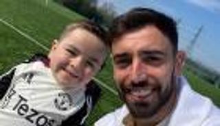 تميمة على كرسي متحرك.. طفل يدخل تاريخ مانشستر يونايتد