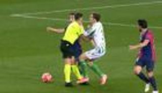 التحام قوي.. حكم مباراة برشلونة وريال بيتيس ينجو من الإصابة (فيديو)