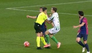 حكم مباراة برشلونة وريال بيتيس