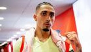 تدخل ألماني ينقذ حكم مباراة برشلونة وبيتيس من جنون رافينيا (فيديو)